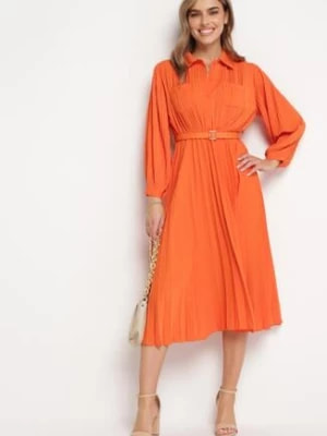 Zdjęcie produktu Pomarańczowa Plisowana Sukienka Midi z Paskiem z Kołnierzykiem i Kieszeniami Themirlla
