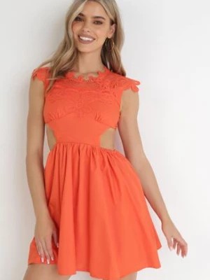 Zdjęcie produktu Pomarańczowa Sukienka z Ozdobnym Dekoltem z Gumką i Wycięciem w Talii Alizisa