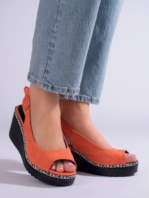 Zdjęcie produktu Pomarańczowe sandały na koturnie Shelovet Merg