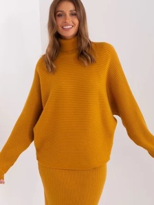 Zdjęcie produktu Prążkowany sweter z golfem ciemny żółty