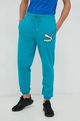 Zdjęcie produktu Puma spodnie dresowe bawełniane męskie kolor turkusowy z aplikacją