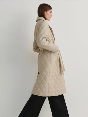 Zdjęcie produktu Reserved - Pikowany płaszcz z paskiem - beżowy