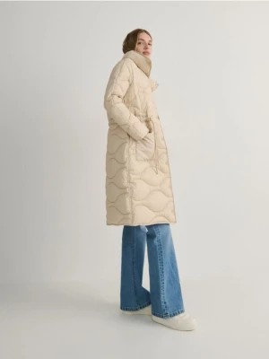 Zdjęcie produktu Reserved - Pikowany płaszcz ze stójką - kremowy
