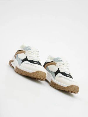 Zdjęcie produktu Reserved - Sneakersy z łączonych materiałów - biały