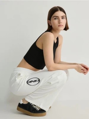 Zdjęcie produktu Reserved - Spodnie dresowe z nadrukiem - biały