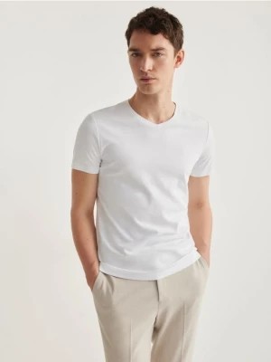 Zdjęcie produktu Reserved - T-shirt slim z dekoltem V - biały