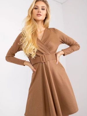 Zdjęcie produktu Rozkloszowana sukienka damska z paskiem - beżowa Italy Moda