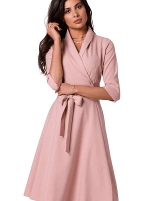 Zdjęcie produktu Rozkloszowana sukienka kopertowa z wiązaniem w pasie różowa BeWear