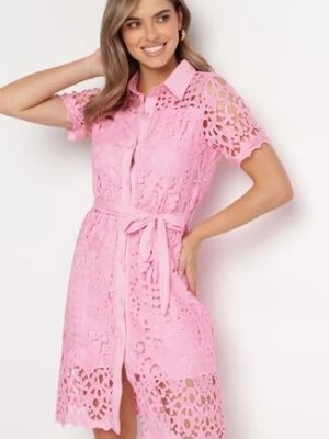 Zdjęcie produktu Różowa Ażurowa Sukienka Koszulowa Midi z Wiązanym Paskiem Pamy