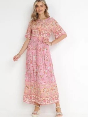 Zdjęcie produktu Różowa Bawełniana Sukienka Maxi z Wiązaniem przy Dekolcie w Kwiaty Azutan