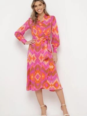 Zdjęcie produktu Różowa Kopertowa Sukienka Midi z Paskiem w Talii i Wzorem Ikat Kllerdia