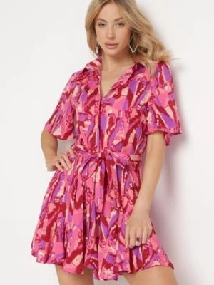 Zdjęcie produktu Różowa Koszulowa Sukienka w Abstrakcyjny Print Wiązana w Talii z Rozkloszowanym Dołem Ebiara