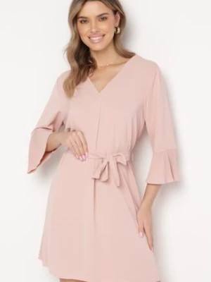 Zdjęcie produktu Różowa Sukienka Mini z Paskiem w Talii i Plisowanymi Rękawami Urssalia