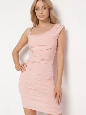 Zdjęcie produktu Różowa Sukienka o Dopasowanym Fasonie z Marszczeniem i Klamerką na Ramiączku Inestell