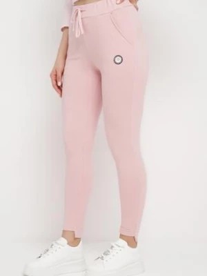 Zdjęcie produktu Różowe Bawełniane Spodnie Dresowe z Ozdobną Aplikacją i Kieszeniami Rehtim