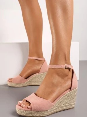 Zdjęcie produktu Różowe Sandały z Imitacji Zamszu na Koturnie z Jutowej Plecionki Digga