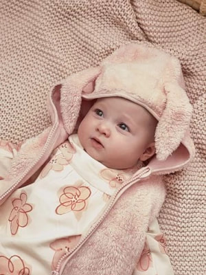 Zdjęcie produktu Różowy polarowy bezrękawnik niemowlęcy z uszami królika 5.10.15.