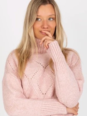 Zdjęcie produktu RUE PARIS Jasnoróżowy sweter z golfem w ażurowy wzór