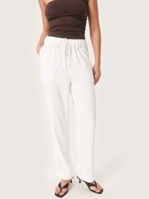 Zdjęcie produktu Soaked in Luxury Spodnie "Shirley" w kolorze białym rozmiar: M