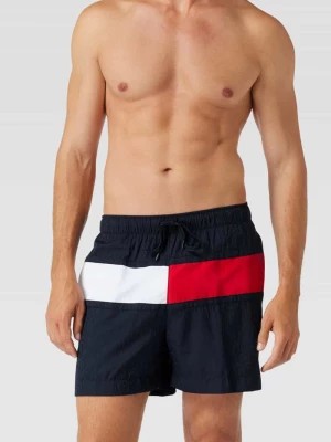 Zdjęcie produktu Spodenki kąpielowe o kroju regular fit ze wstawką w kontrastowym kolorze Tommy Hilfiger