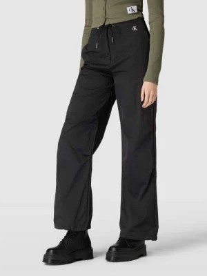 Zdjęcie produktu Spodnie cargo o luźnym kroju z trokami Calvin Klein Jeans