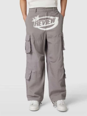 Zdjęcie produktu Spodnie cargo z nadrukiem z logo REVIEW