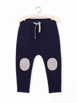 Zdjęcie produktu Spodnie dresowe dla niemowlaka- granatowe z łatami na kolanach 5.10.15.