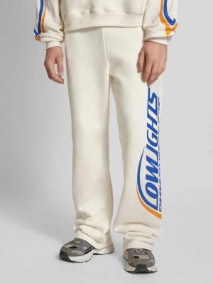 Zdjęcie produktu Spodnie dresowe o kroju regular fit z nadrukiem z logo Low Lights Studios