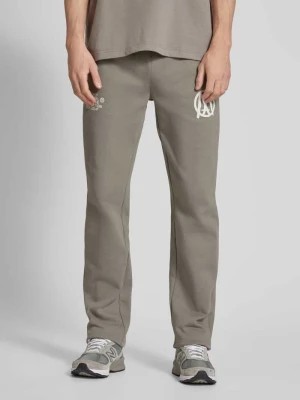 Zdjęcie produktu Spodnie dresowe o kroju regular fit z nadrukiem z logo Multiply Apparel