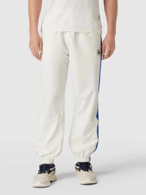 Zdjęcie produktu Spodnie dresowe o kroju regular fit z naszwyką z logo Lacoste