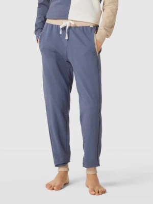 Zdjęcie produktu Spodnie dresowe z detalami w kontrastowym kolorze CALIDA
