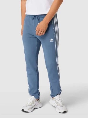 Zdjęcie produktu Spodnie dresowe z detalami z logo adidas Originals