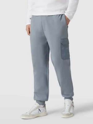 Zdjęcie produktu Spodnie dresowe z kieszenią z patką w kontrastowym kolorze Armani Exchange