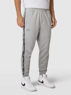 Zdjęcie produktu Spodnie dresowe z lampasami Nike