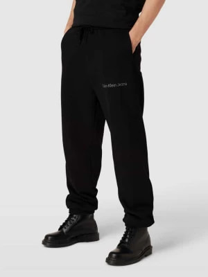 Zdjęcie produktu Spodnie dresowe z nadrukiem z logo Calvin Klein Jeans