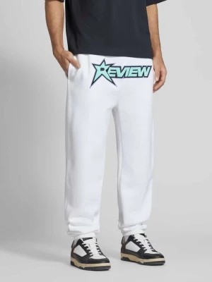 Zdjęcie produktu Spodnie dresowe z nadrukiem z logo REVIEW