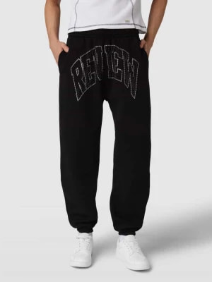 Zdjęcie produktu Spodnie dresowe z obszyciem kamieniami stras z logo REVIEW