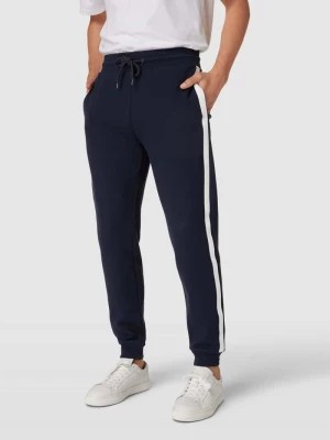 Zdjęcie produktu Spodnie dresowe z paskami w kontrastowym kolorze model ‘ESTABLISHED’ Tommy Hilfiger
