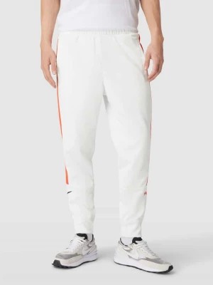 Zdjęcie produktu Spodnie dresowe z paskami w kontrastowym kolorze Nike