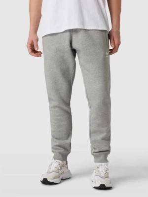 Zdjęcie produktu Spodnie dresowe z wyhaftowanym logo model ‘ESSENTIALS’ adidas Originals