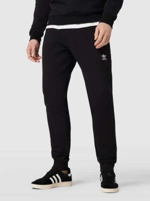 Zdjęcie produktu Spodnie dresowe z wyhaftowanym logo model ‘ESSENTIALS’ adidas Originals