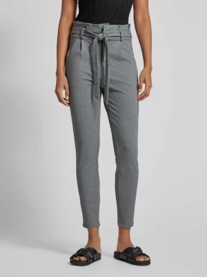 Zdjęcie produktu Spodnie materiałowe o kroju tapered fit z wiązanym paskiem model ‘EVA’ Vero Moda