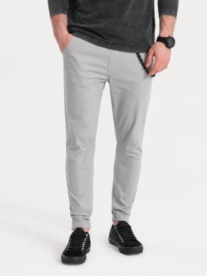 Zdjęcie produktu Spodnie męskie materiałowe JOGGERY z ozdobnym sznurkiem - jasnoszare V2 P908
 -                                    L