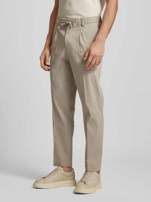 Zdjęcie produktu Spodnie o kroju regular fit z mieszanki lnu z zakładkami w pasie model ‘Perin’ Boss