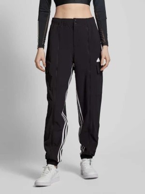 Zdjęcie produktu Spodnie o kroju regular fit z paskami z logo ADIDAS SPORTSWEAR