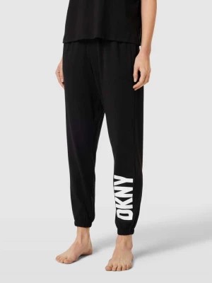 Zdjęcie produktu Spodnie od piżamy z paskiem z logo model ‘Sleep Jogger’ DKNY