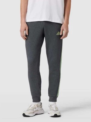 Zdjęcie produktu Spodnie sportowe z paskami w kontrastowym kolorze ADIDAS SPORTSWEAR