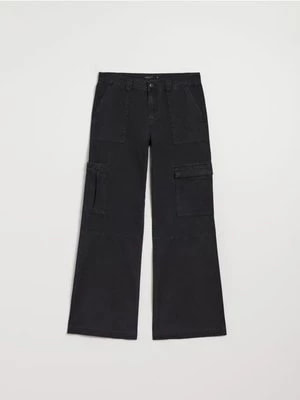Zdjęcie produktu Spodnie straight fit z kieszeniami cargo czarne House