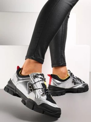 Zdjęcie produktu Srebrne Sznurowane Sneakersy na Płaskiej Podeszwie z Metalicznymi Wstawkami i Cyrkoniami Ciedra