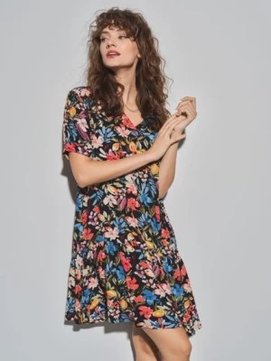 Zdjęcie produktu Sukienka damska w kwiaty z falbanką OCHNIK